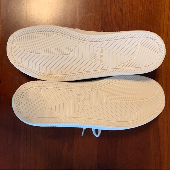 Cariuma White Sneakers - Picture 6 of 9